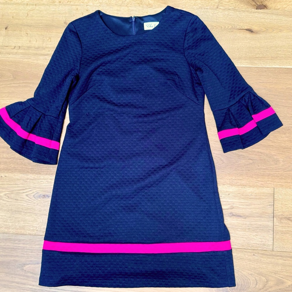 Versatile navy dress with pink accents 💓